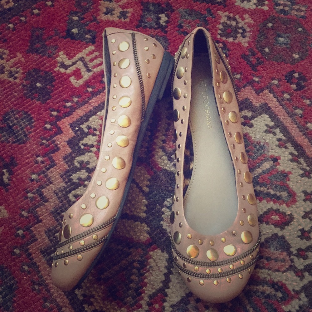 Adorable leather studded flats!